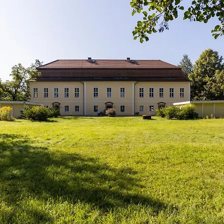 Orangerie Im Schlosspark Zu *
