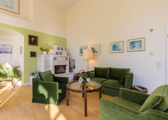 Orangerie Im Schlosspark Zu *