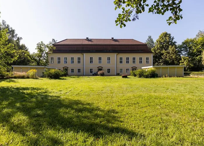 Orangerie Im Schlosspark Zu *